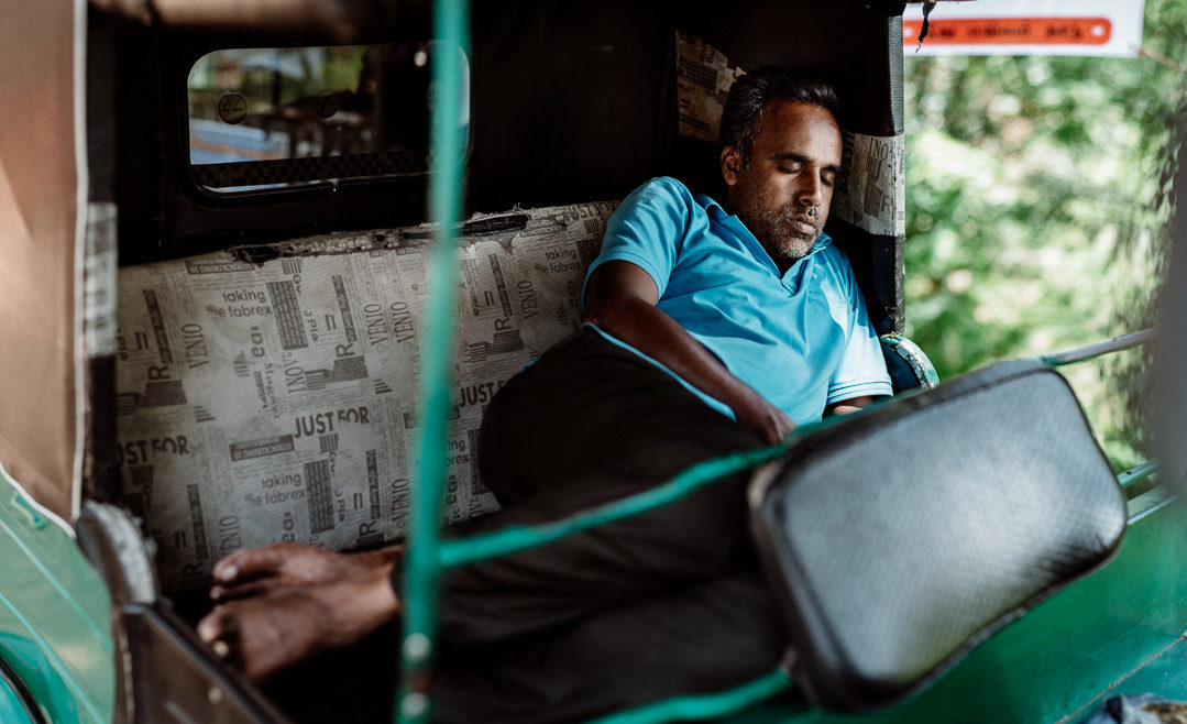 Sri Lanka Kochi - Mann schläft in seinem Autorikscha (Tuk Tuk)