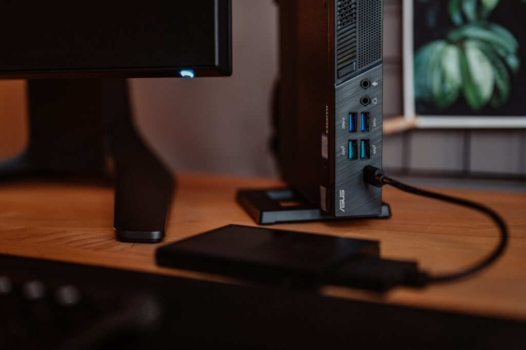 ASUS Mini-PC PB60 USB-C Laufwerk
