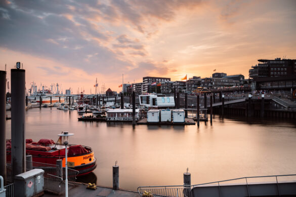 NIKON Z 6II - 30 Sek. mit NiSi V6 +Polfiler, ND1000 & Verlaufsfilter - NIKKOR Z 24-70mm f/2.8 S @ 28mm bei f/5,6 - Hamburg Landungsbrücken